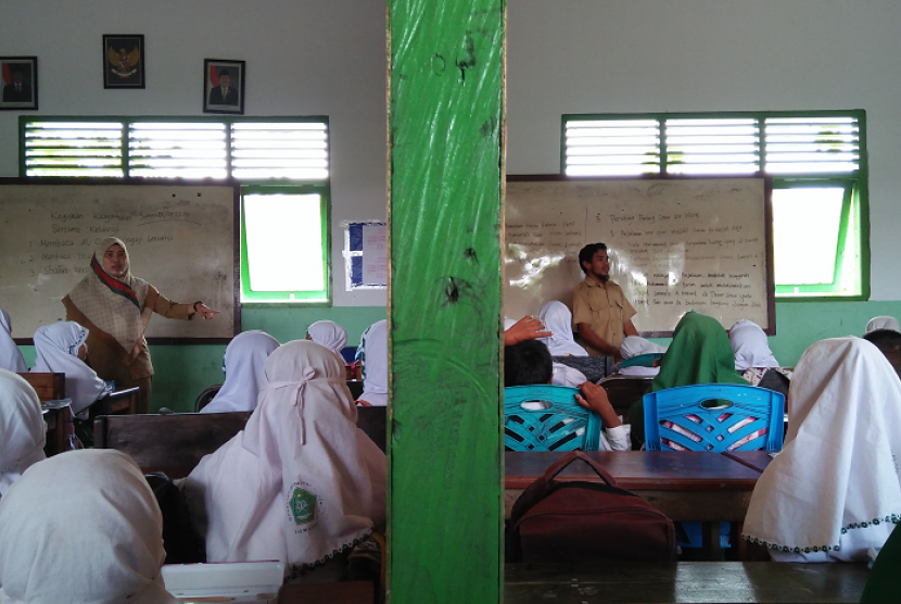 Pelayanan pendidikan di Indonesia dinilai masih kurang optimal.