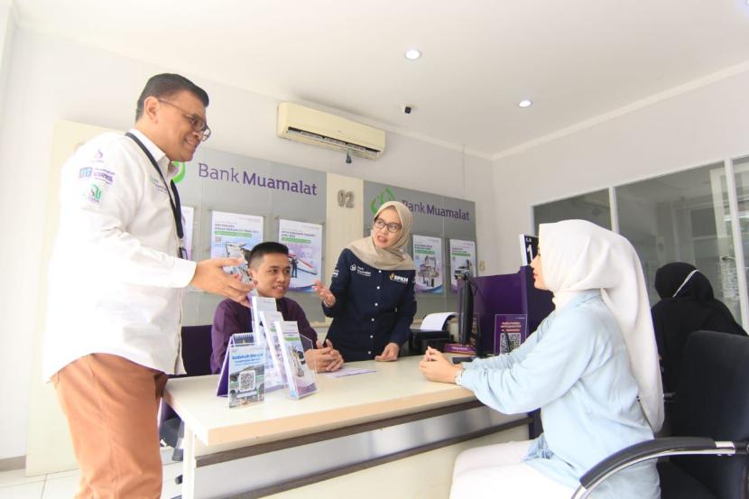 Pelayanan perbankan syariah di Bank Muamalat Indonesia.