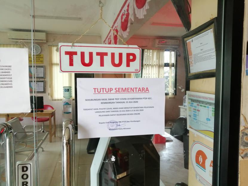 Pelayanan PTSP Kecamatan Kembangan, Jakarta Barat ditutup pada Kamis (23/7) setelah ada salah satu pegawai yang positif Covid-19. (ilustrasi)