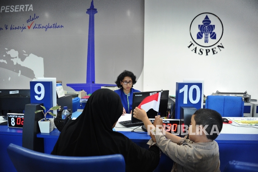Petugas memberikan penjelasan pelayanan satu jam dikantor Taspen, Jakarta, Senin (22/2).
