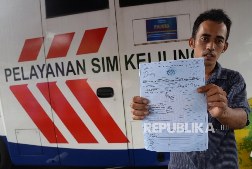 Pelayanan SIM keliling di kawasan Kalibata, Jakarta Selatan, Selasa (24/5). (Republika/Yasin Habibi)