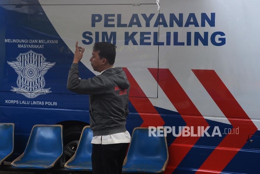 Pelayanan SIM keliling di kawasan Kalibata, Jakarta Selatan, Selasa (24/5). Lima Lokasi SIM Keliling di DKI Jakarta
