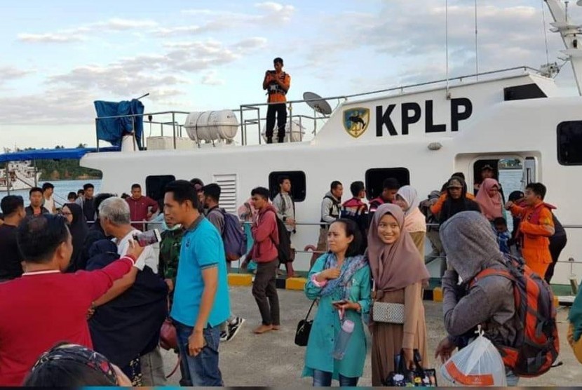 Pelayar di kapal KM Ilham dievakuasi setelah mengalami gangguan teknis. 