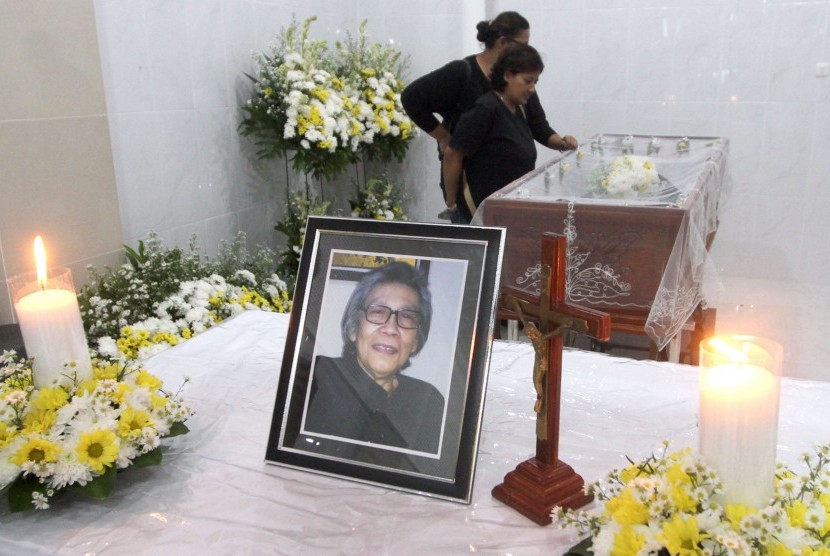 Pelayat berada di samping peti berisi jenazah maestro Karikaturis Indonesia Gerardus Mayela Sudarta (GM Sudarta) saat disemayamkan di rumah duka Sinar Kasih, Kota Bogor, Jawa Barat, Sabtu (30/6). 
