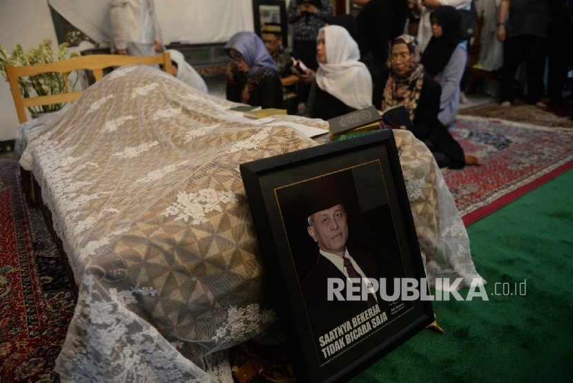 Pelayat membaca Alquran Surah Yasin di depan jenzah Adi Sasono di Kediaman Pondok Labu, Jakarta, Sabtu (13/8).