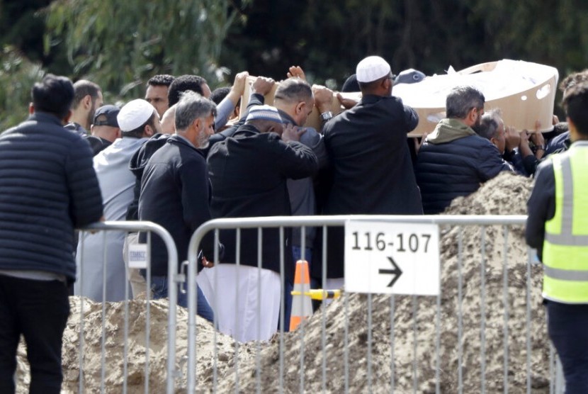 Pelayat membawa jenazah salah satu korban penembakan masjid di Memorial Park Cemetery di Christchurch, Selandia Baru, Rabu (20/3).