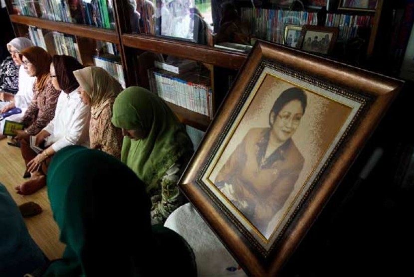  Pelayat mendoakan jenasah mantan Menkes, Endang Rahayu Sedyaningsih di kediamannya Jalan Pendidikan, Duren Sawit, Jakarta Timur, Rabu (2/5).