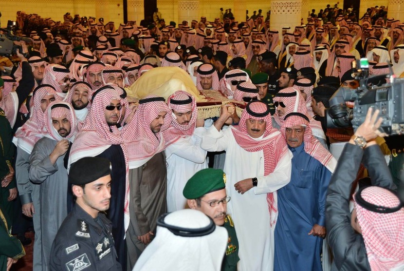 Pelayat mengusung jenazah raja Arab Saudi, Abdullah bin Abdulaziz Al Saud, di Riyadh, Arab Saudi, pada 23 Januari 2015. 