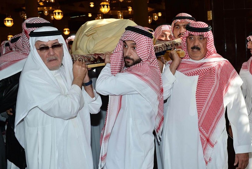 Pelayat mengusung jenazah raja Arab Saudi, Abdullah bin Abdulaziz Al Saud, di Riyadh, Arab Saudi, pada 23 Januari 2015. 