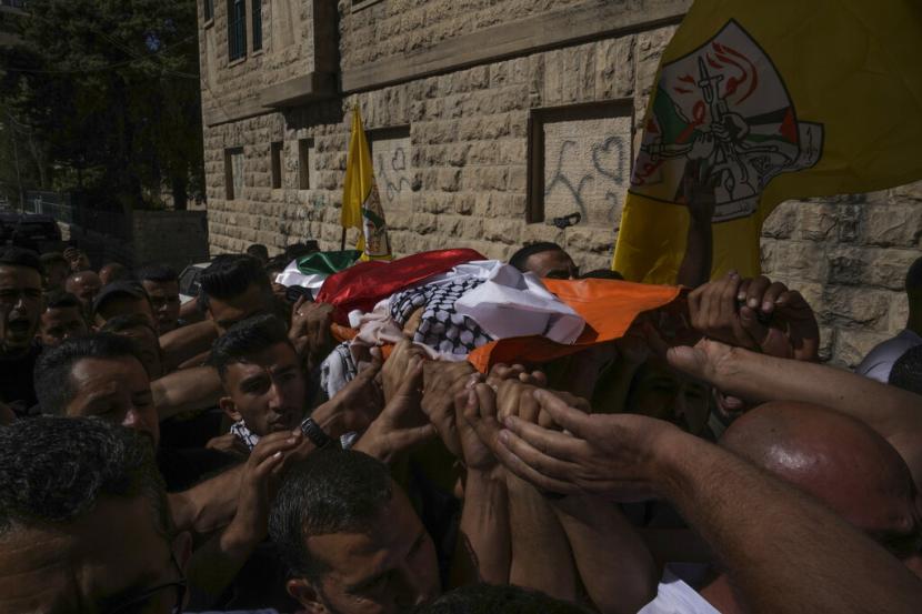 Pelayat Palestina membawa jenazah bocah lelaki Palestina berusia 7 tahun, Rayan Suleiman, dari sebuah rumah sakit di desa Beit Jala, Tepi Barat, ke desa terdekatnya Jumat, 30 September 2022. Pasukan Israel menembak mati dua warga Palestina di Tepi Barat, Senin (3/10/2022).