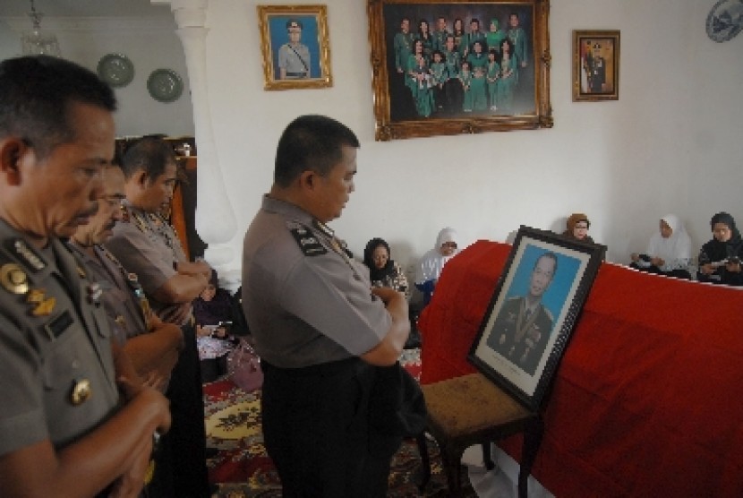 Pelayat shalat jenazah di didepan jenazah almaruhum Jendral Punawirawan Drs.Banurusman di rumah duka yang terletak di Perum Wira Makmu,Ciputat, Tangerang Selatan, Selasa (6/11).