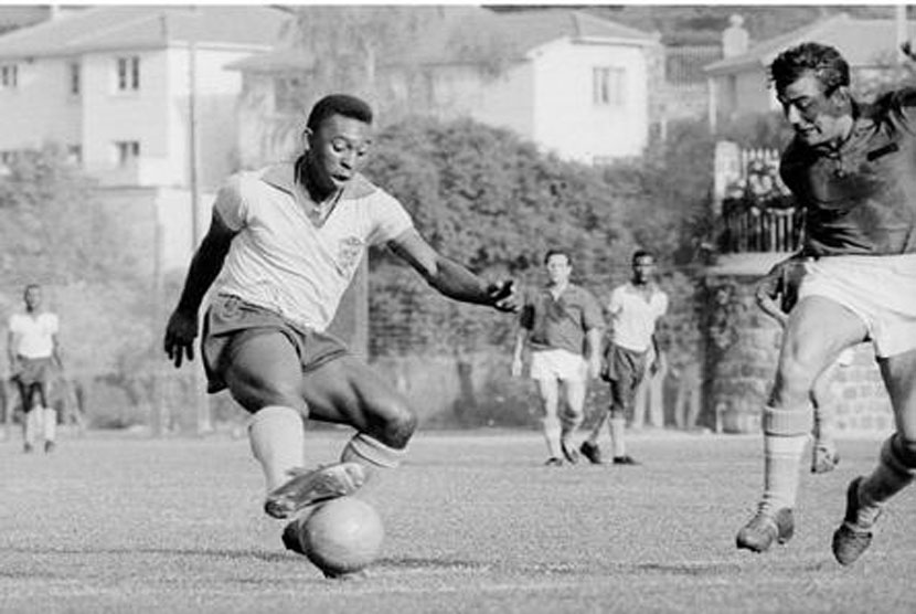 Pele (kiri) di laga perdana Piala Dunia 1962 sebelum mengalami cedera. (ilustrasi)