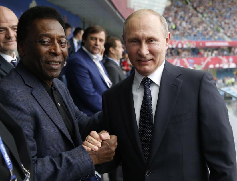Pele (kiri) saat bersama dengan Vladimir Putin di St Petersburg, Rusia.