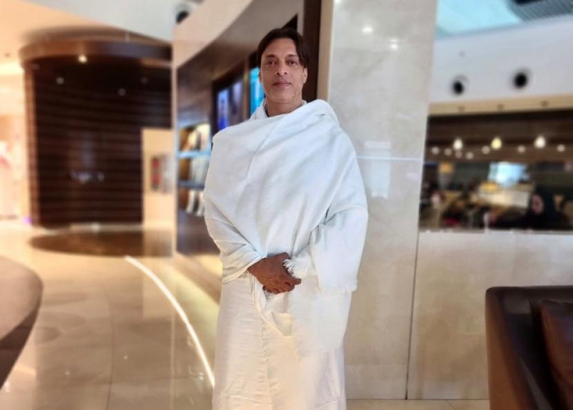 Pelempar bola kriket legendaris asal Pakistan Shoaib Akhtar menunaikan haji di Makkah pada 2022. Bintang Olahraga dan Selebritas Berbagi Perjalanan Emosional Haji di Media Sosial