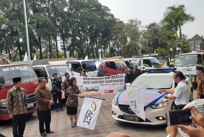  Pelepasan 17 truk tangki air bersih yang dilakukan Aksi Cepat Tanggap (ACT) DIY dan menggandeng Universitas Islam Indonesia (UII) di Balai Kota Yogyakarta.