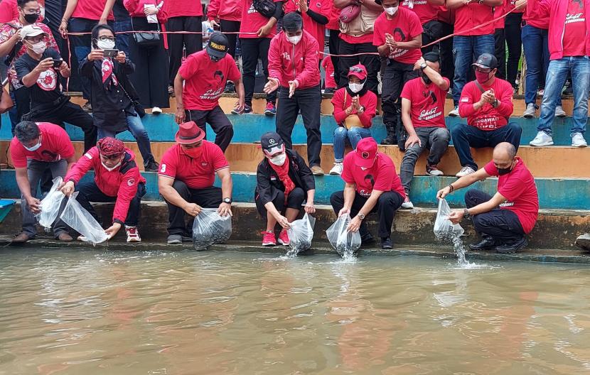 Pelepasan 8.000 benih ikan habitat asli Rawapening di kawasan dermaga Desa Bejalen, Kecamatan Ambarawa, Kabupaten Semarang, untuk restocking sumber daya perikanan di lingkungan Danau Rawapening, Ahad (13/2/2022).