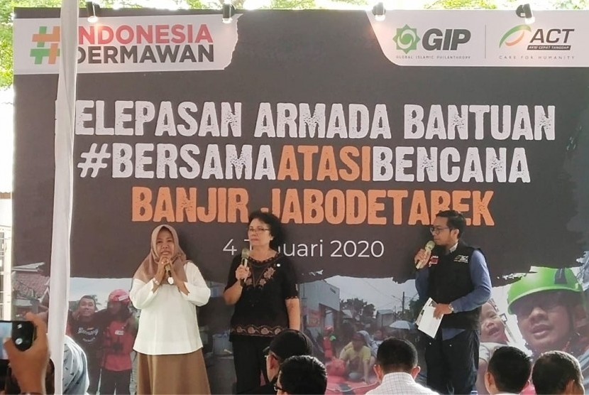 Pelepasan armada bantuan ACT oleh Walikota Jakarta Timur M. Anwar di Posko ACT, RPTRA Permata Intan, Bidara Cina, Jatinegara, Sabtu (4/1).