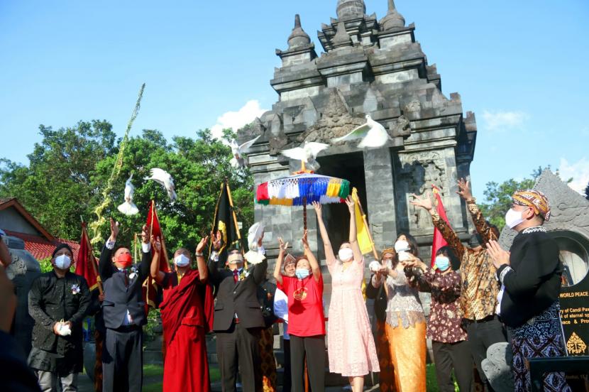 Pelepasan burung merpati bentuk welas asih pada perayaan Trisuci Waisak 2022 di Candi Pawon, Jawa Tengah.