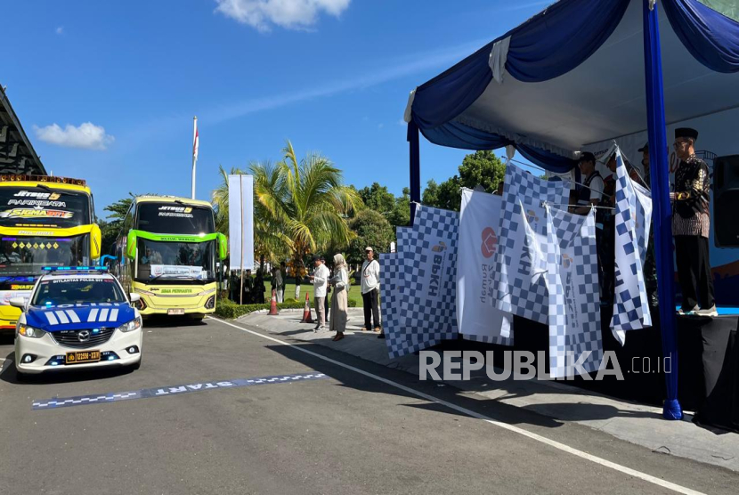 Pelepasan bus dalam program Balik Kerja Bareng BPKH 2026, di Kompleks Balai Kota Yogyakarta, Senin (23/3/2026).