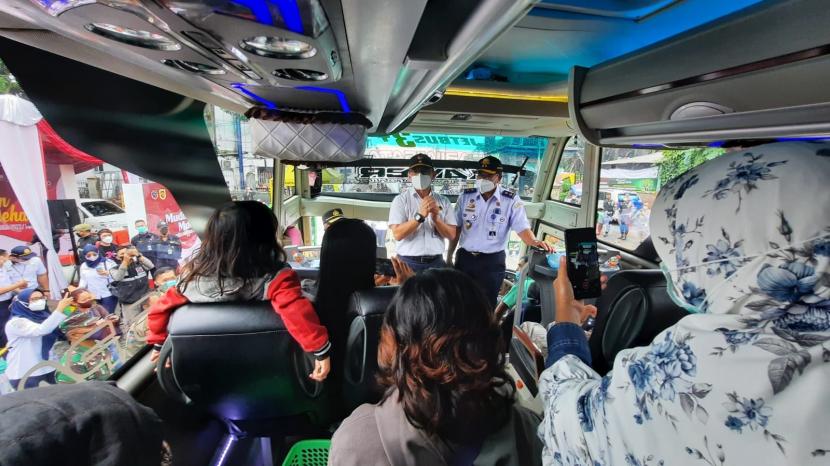 Pelepasan bus mudik gratis dari Terminal Baranangsiang oleh Forkopimda Kota Bogor dan Kemenhub, Kamis (28/4). 