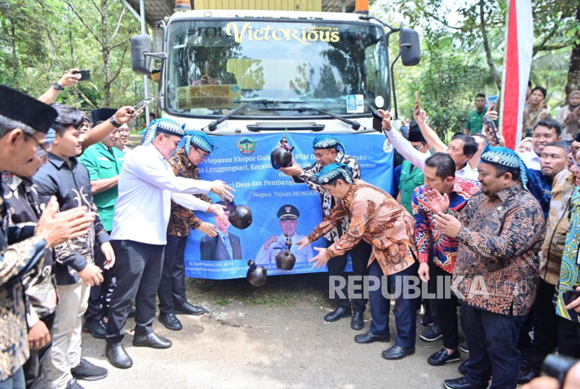 Pelepasan Ekspor Gula Kelapa (gula semut) oleh BUMDes Kabul Ciptaku di Desa Longgosari, Kecamatan Cilongok, Kabupaten Banyumas, Kamis (1/5/2025). 