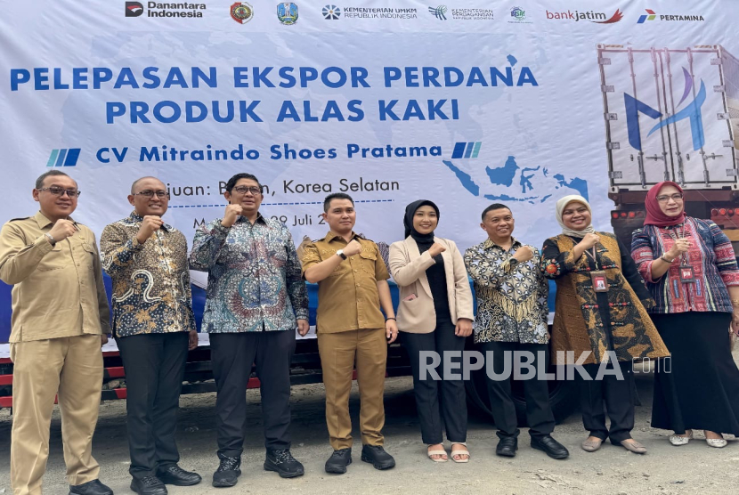 Pelepasan ekspor perdana produk alas kaki UKM Mojokerto binaan Pertamina.