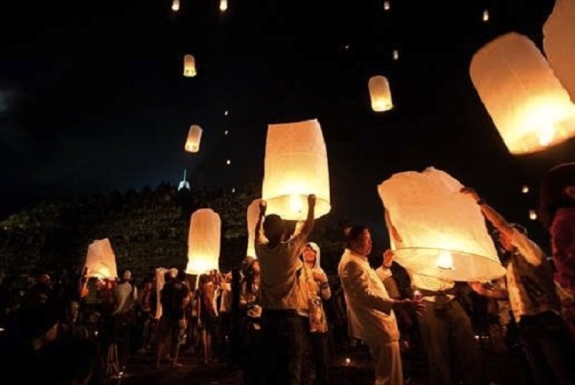 Pelepasan Lampion saat Waisak sebagai acara puncak di Candi Borobudur