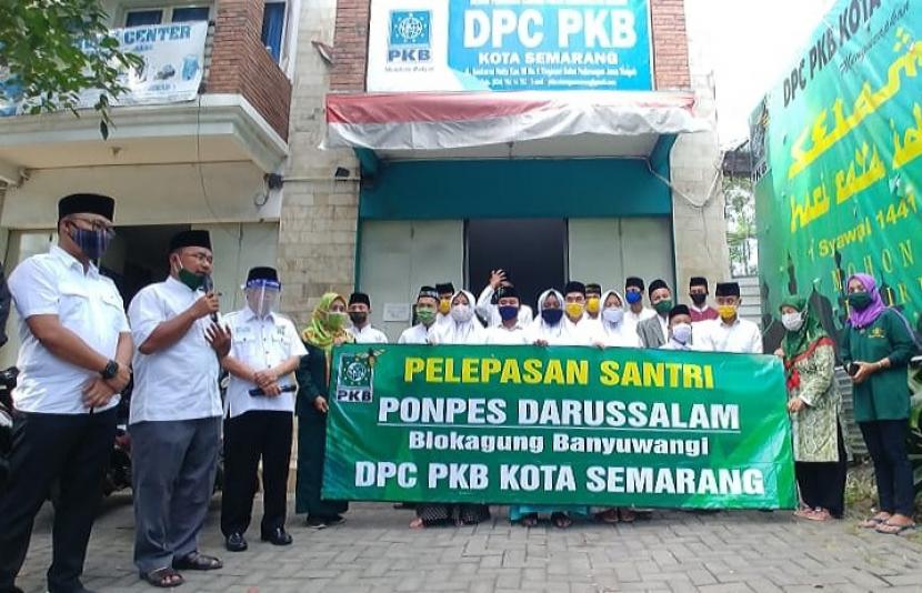 Pelepasan para santri asal Kota Semarang yang difasilitasi DPC PKB Kota Semarang, halaman kantor DPC PKB Kota Semarang, Kamis (2/7). Pada pelepasan tahp pertama ini, sebanyak 21 santri/ santriwati dilepas menuju Ponpes Darussalam Blokagung, Kabupaten Banyuwangi, Jawa Timur.