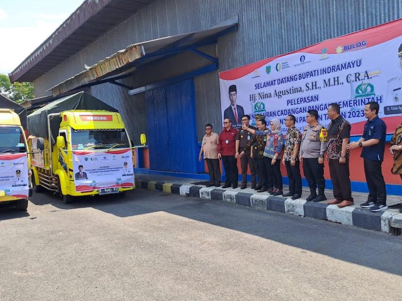 Pelepasan penyaluran bantuan beras cadangan pangan pemerintah tahap dua untuk warga Kabupaten Indramayu, Jawa Barat, di Gudang Bulog Pekandangan, Indramayu, Kamis (13/9/2023).