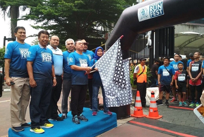 Pelepasan peserta Charity Run Festival 2017 oleh Ketua MPR Zulkifli Hasan (memegang bendera).