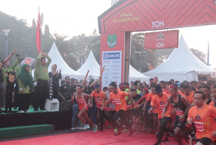   Pelepasan peserta Jayakarta Loe Gue Run 2020 di Monas, Ahad (26/1).