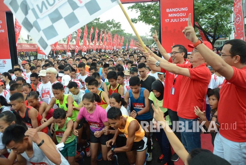 Pelepasan peserta lomba lari 'IndiHome Run 2016' di depan Gedung Telkom Indonesia, Kota Bandung. (Republika/Edi Yusuf)