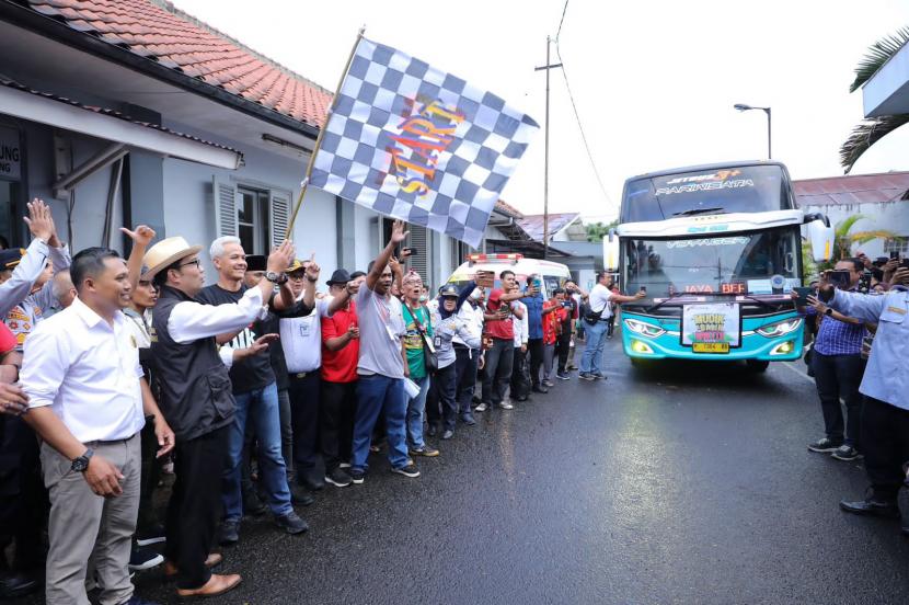 Pelepasan peserta mudik Bandung-Jateng, oleh Ganjar Pranowo dan Ridwan Kamil, Senin (17/4/2023). 
