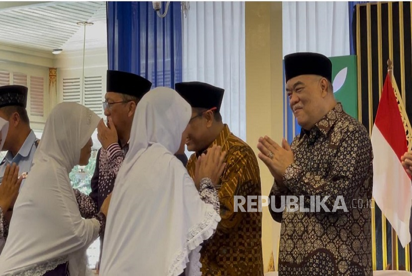 Pelepasan ribuan calon jamaah haji oleh Wakil Gubernur DIY, KGPAA Paku Alam X di Bangsal Kepatihan Yogyakarta.