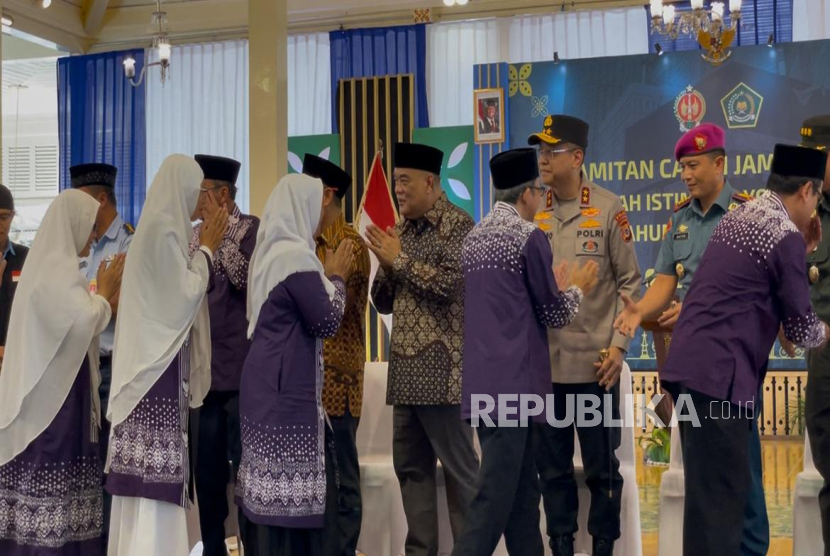 Pelepasan ribuan calon jamaah haji oleh Wakil Gubernur DIY, KGPAA Paku Alam X di Bangsal Kepatihan Yogyakarta. 