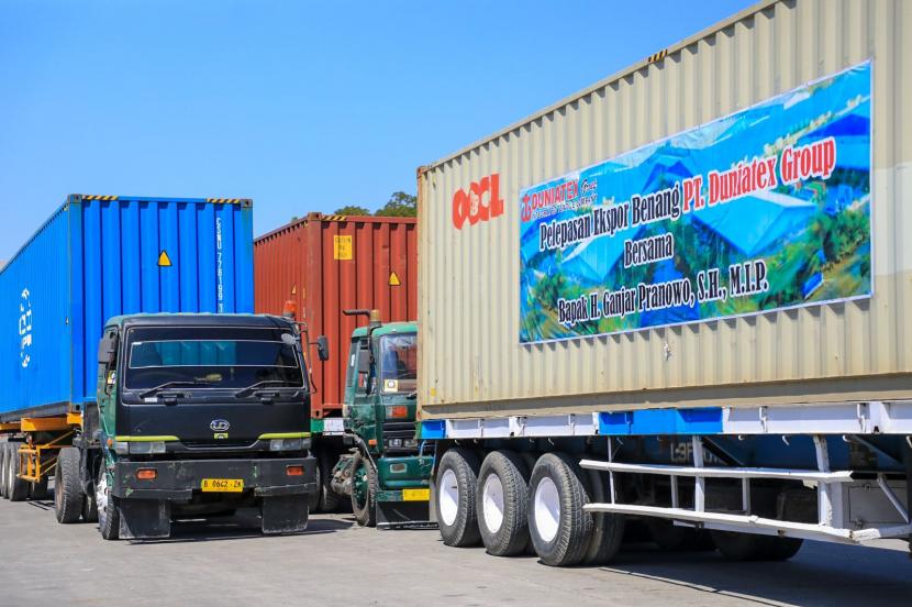 Pelepasan secara simbolis 17 kontainer benang produksi pabrik Duniatex Group yang berada di Kecamatan Sayung, Kabupaten Demak pada Selasa (17/7/2023).