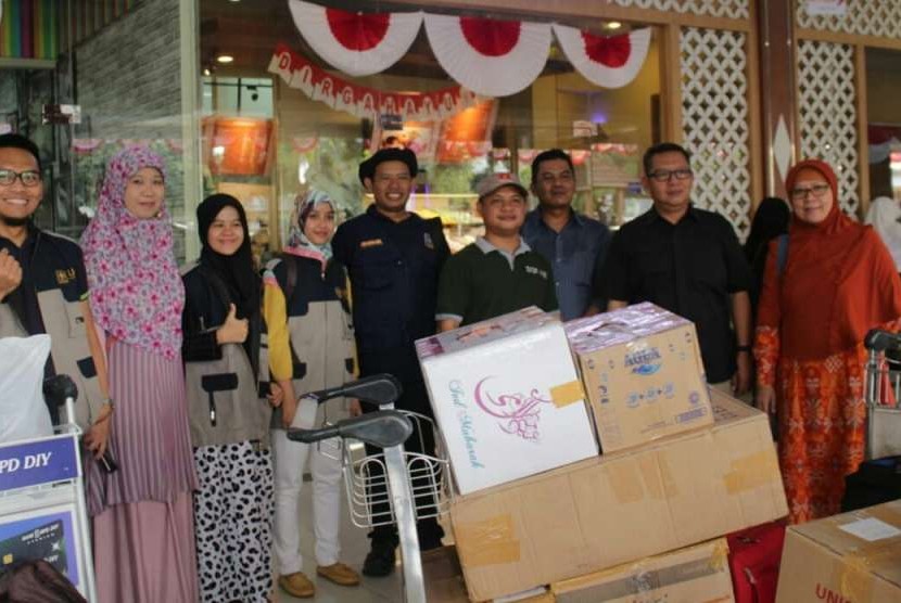Pelepasan tim medis kedua Universitas Islam Indonesia (UII) ke RSUD  Lombok Utara di Bandara Adi Sutjipto.  Ini jadi keberangkatan ketiga usai UII mengirim tim medis dan bantuan logistik ke Lombok beberapa waktu lalu.