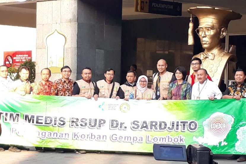 Pelepasan tim medis RSUP Dr Sardjito ke Lombok oleh Direktur Utama RSUP Dr Sardjito, Darwito. 
