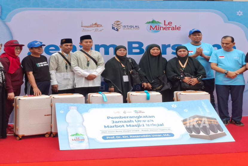 Pelepasan Umroh Gratis Le Minerale di Masjid Istiqlal, Jakarta.
