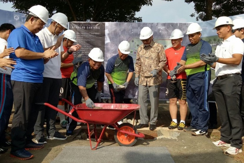 Peletakan batu pertama (ground breaking) revitalisasi Lapangan Banteng oleh Pelaksana Tugas (Plt) Gubernur DKI Jakarta Sumarsono, Jumat (17/3)