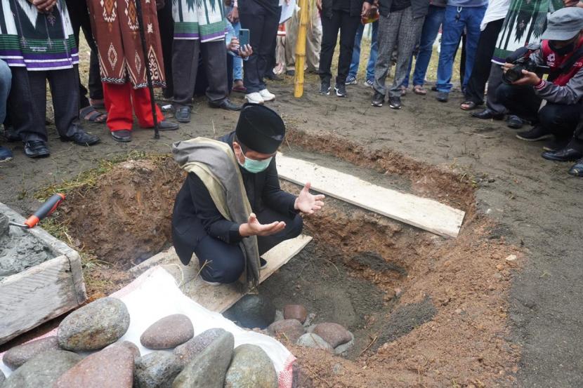 Peletakan batu pertama menandai dimulainya pembangunan pesantren tahfizh Daarul Qur’an Ayyastiyah yang akan berdiri di Kotamabagu, Sulawesi Utara, Senin (9/11). 