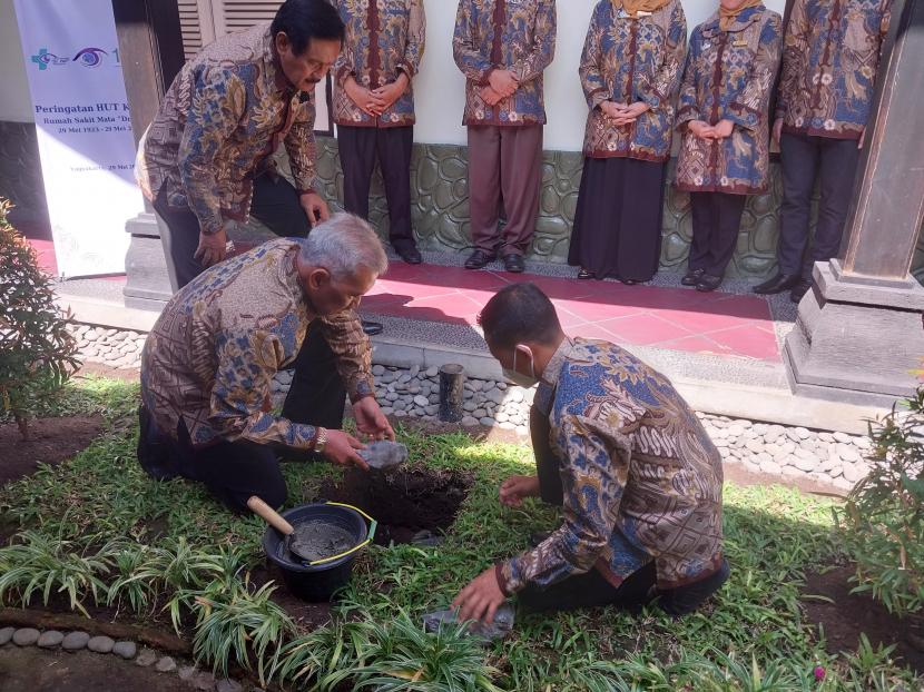  Peletakan batu pertama menandai dimulainya renovasi  gedung lasik dan pembangunan High Care Unit (HCU) Rumah Sakit Mata Dr YAP, Yogyakarta.