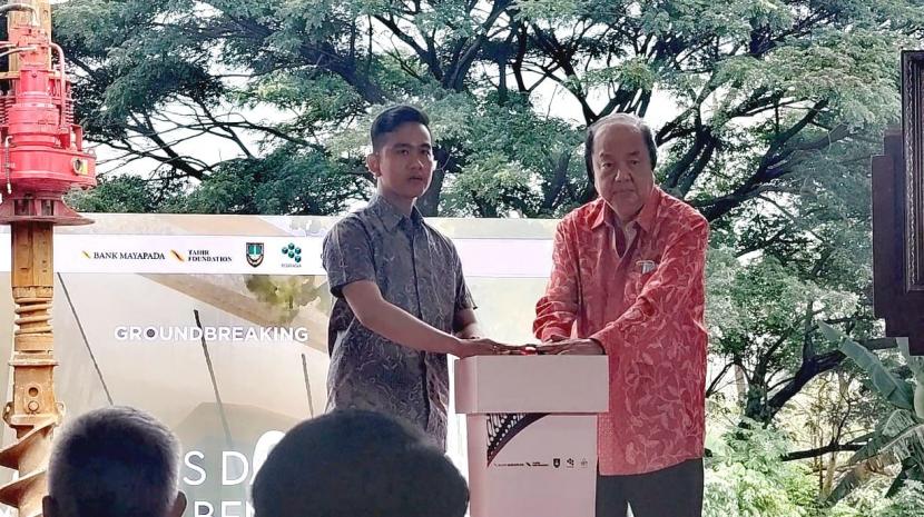 Peletakan batu pertama Museum Budaya Sains dan Teknologi Bengawan Solo oleh Wali Kota Solo Gibran Rakabuming bersama CEO Mayapada Group Dato
