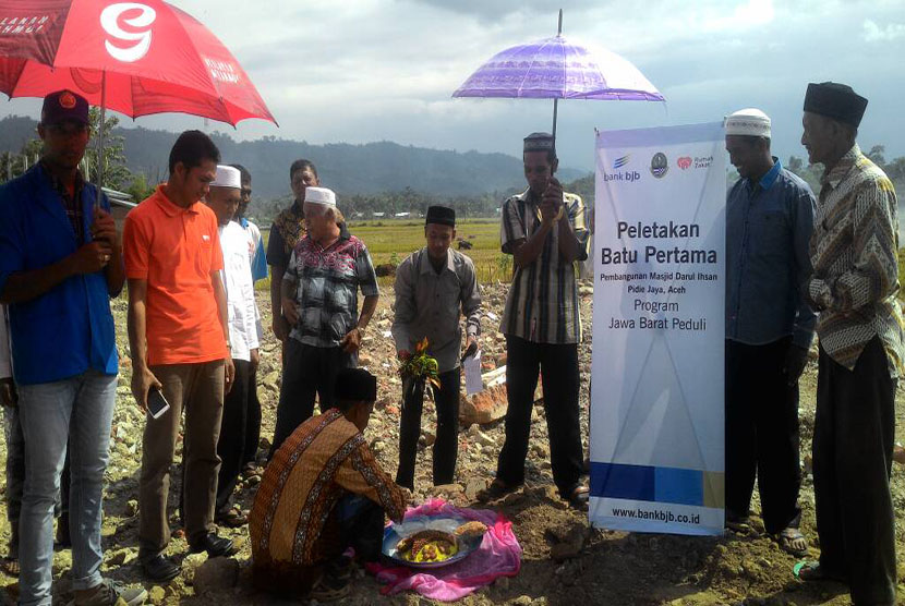 Peletakan batu pertama pembangunan masjid di Pidie, Aceh.
