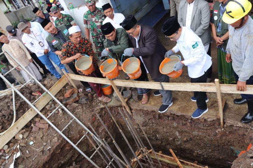 Ilustrasi pembangunan masjid.