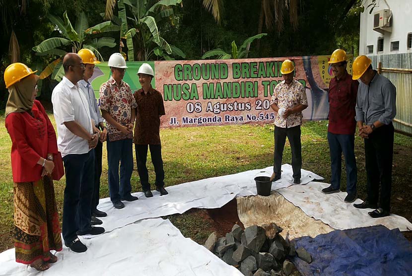 Peletakan batu pertama pembangunan Nusa Mandiri Tower di Depok, Senin (8/8/2016).