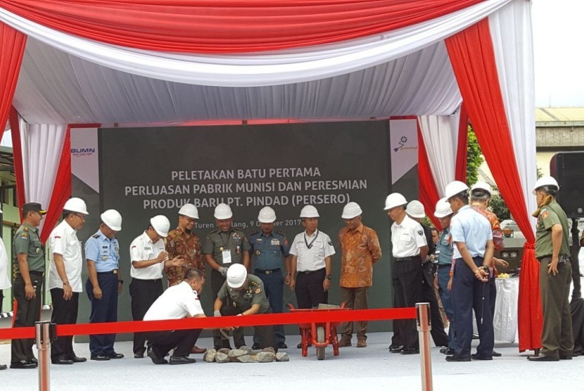 Peletakan batu pertama pembangunan pabrik amunisi PT Pindad (Persero) di Turen, Kabupaten Malang, Senin (9/10).