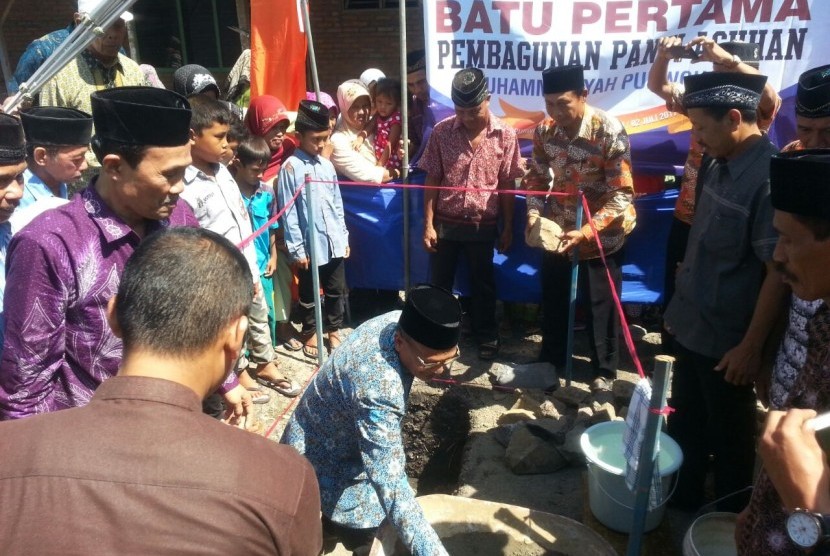 Peletakan batu pertama pembangunan panti asuhan.