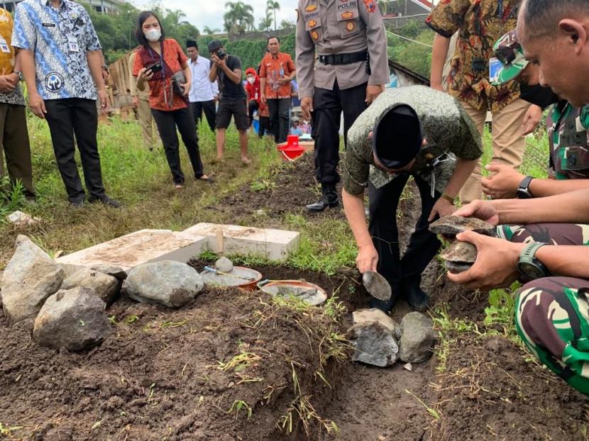 Peletakan batu pertama pembangunan permukiman Kampung Gumuk Sepiring, Kelurahan Tidar Utara, Kecamatan Magelang Selatan, Kota Magelang, Jawa Tengah.