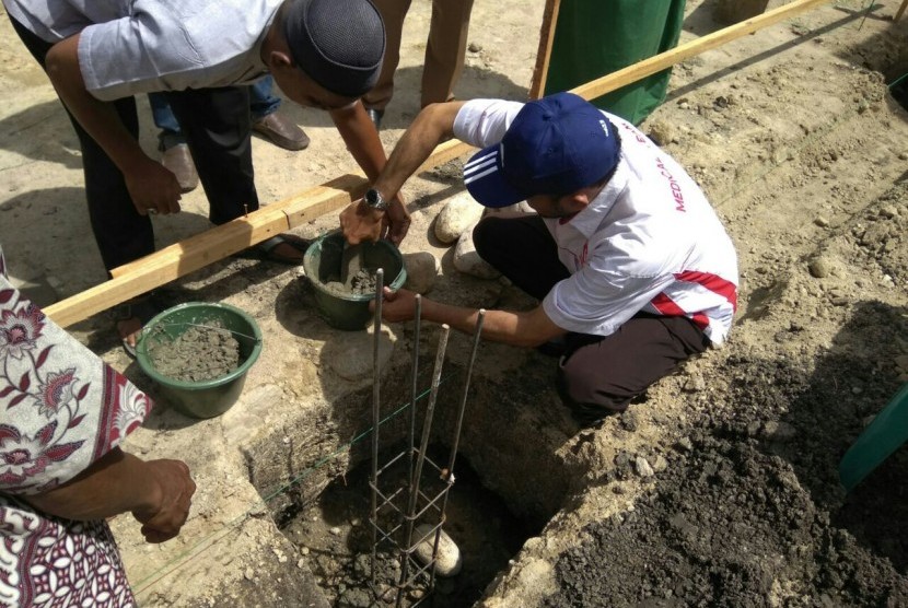 Peletakan batu pertama pembangunan RKB TPA di Pidie Jaya, Senin (7/8).